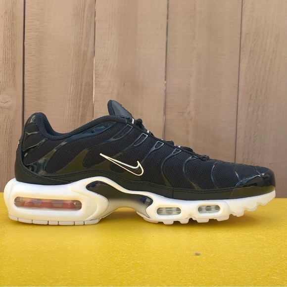 Nike AIR MAX PLUS Women's Running Shoes BLACK WHITE DM2362-001 Size 9 Men's 7.5 - Picture 5 of 16